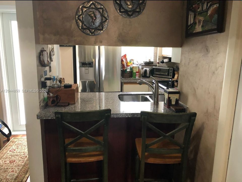For Rent: $3,400 (2 beds, 2 baths, 966 Square Feet)