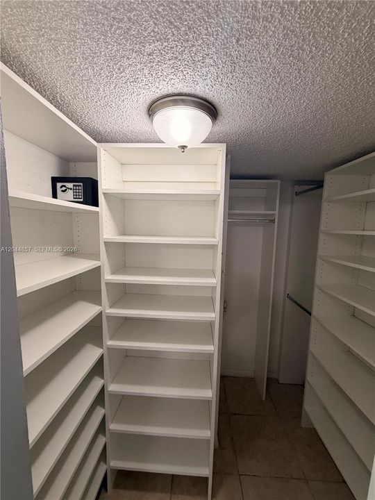 На продажу: $240,000 (2 спален, 2 ванн, 825 Квадратных фут)