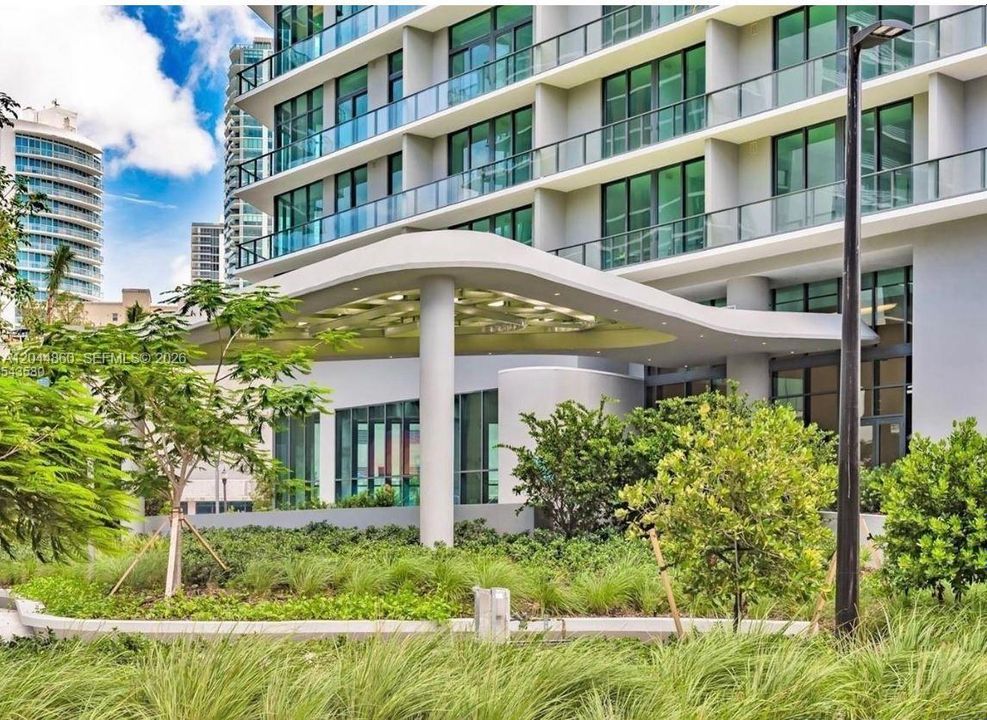For Sale: $450,000 (1 beds, 1 baths, 610 Square Feet)