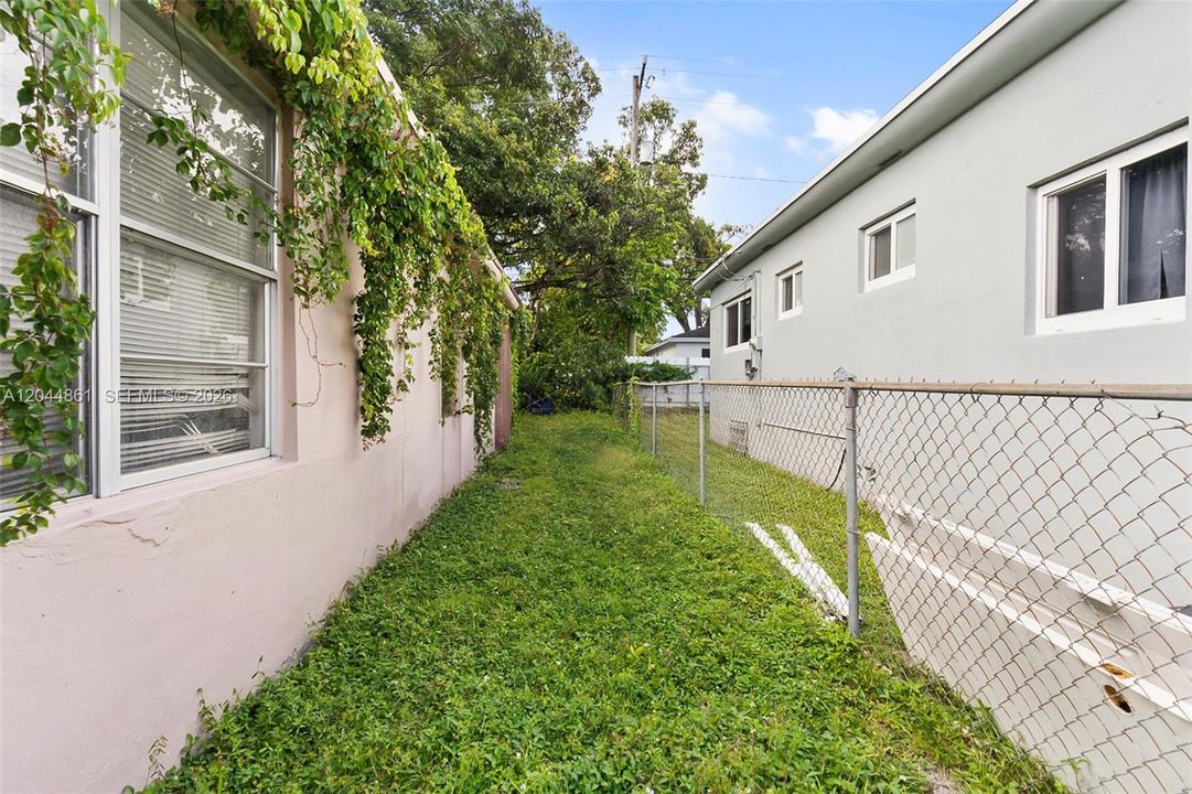 For Sale: $475,000 (3 beds, 2 baths, 1594 Square Feet)