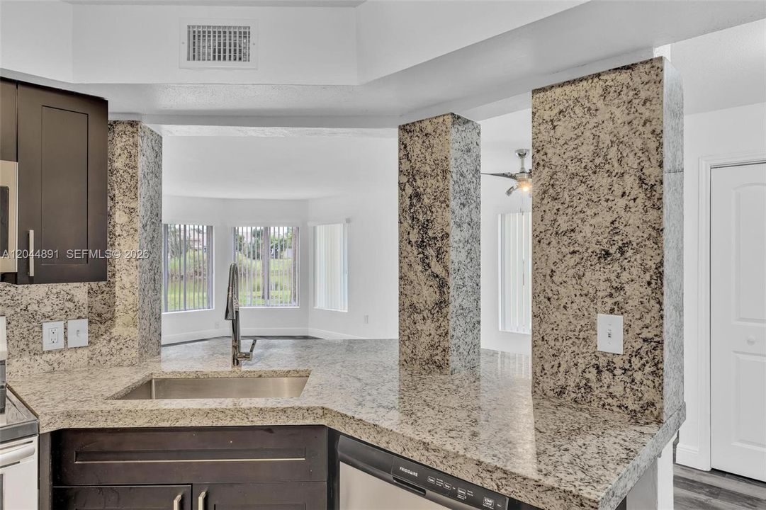 For Rent: $2,445 (2 beds, 2 baths, 1241 Square Feet)