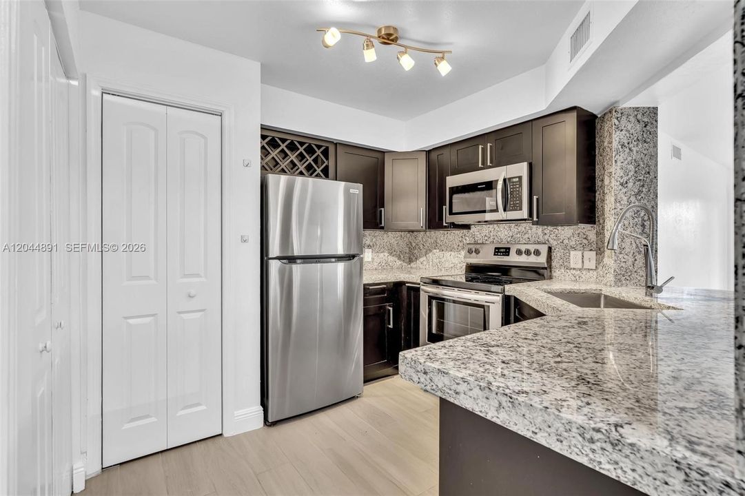 For Rent: $2,445 (2 beds, 2 baths, 1241 Square Feet)