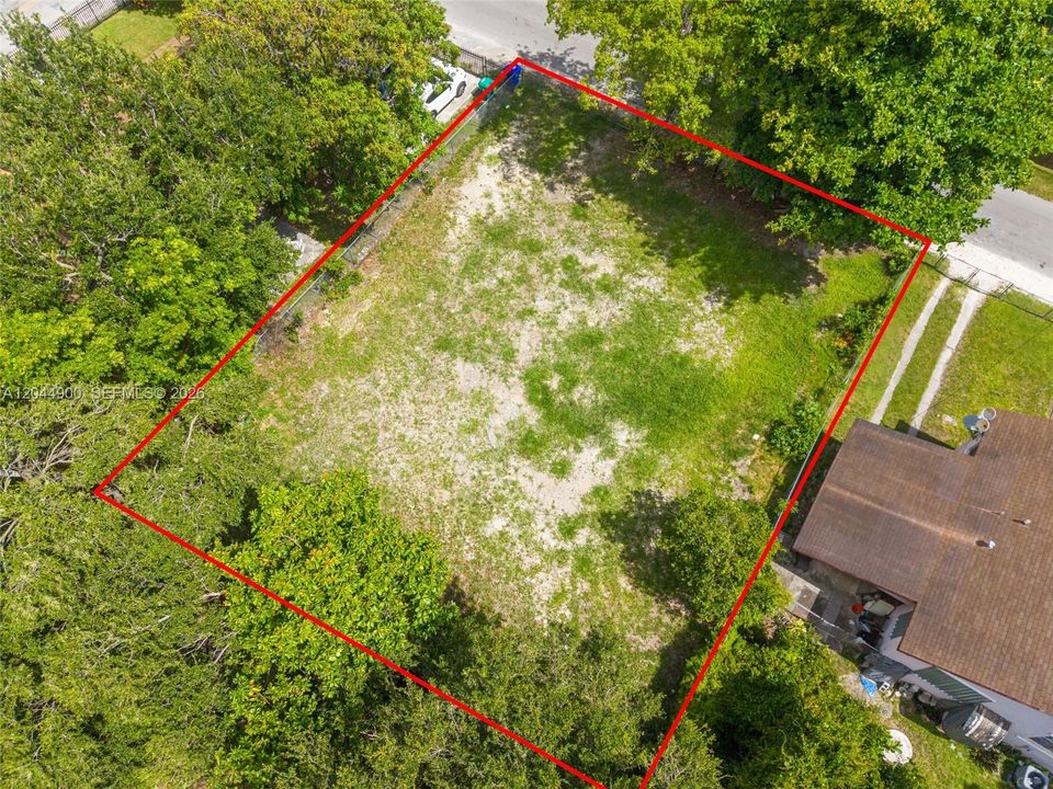 На продажу: $1,300,000 (0.15 acres)