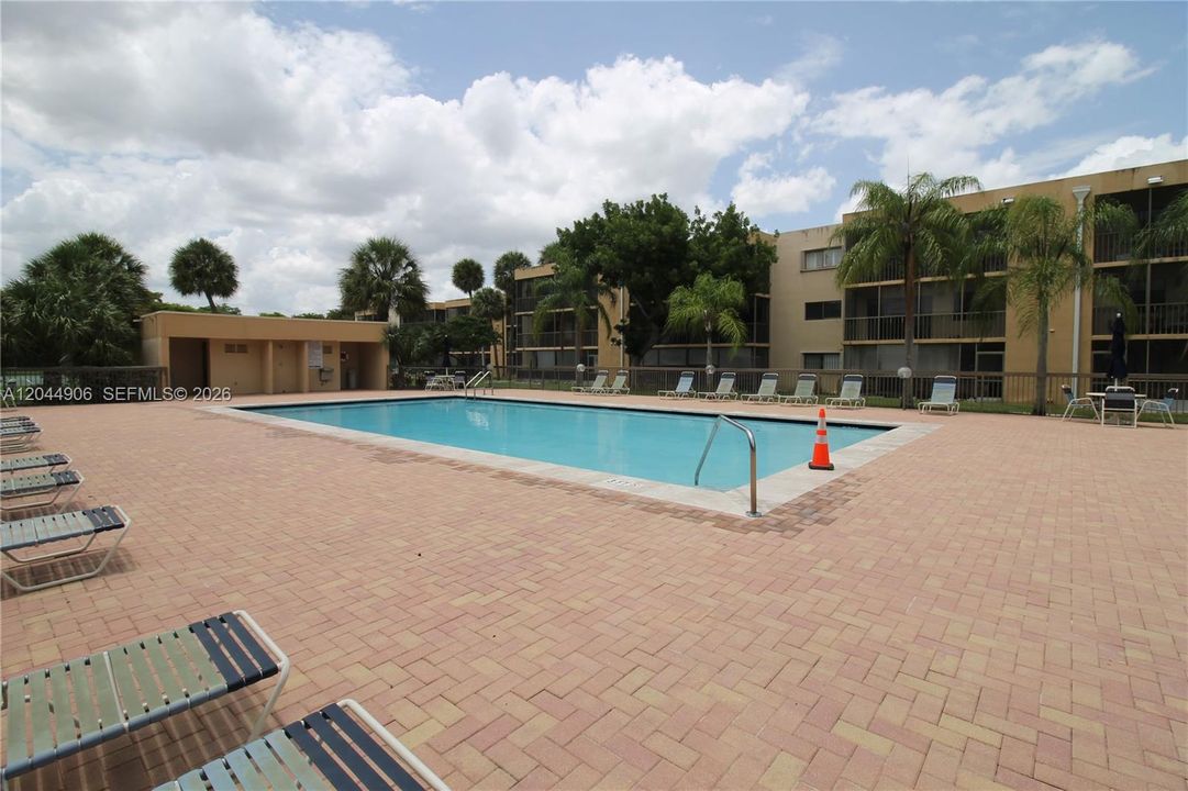 For Rent: $2,500 (2 beds, 2 baths, 985 Square Feet)