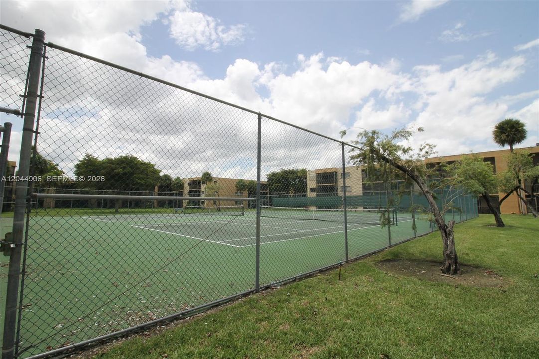 For Rent: $2,500 (2 beds, 2 baths, 985 Square Feet)