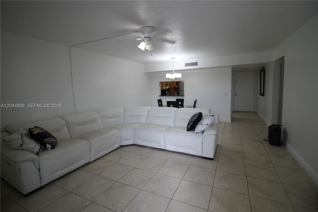 For Rent: $2,500 (2 beds, 2 baths, 985 Square Feet)