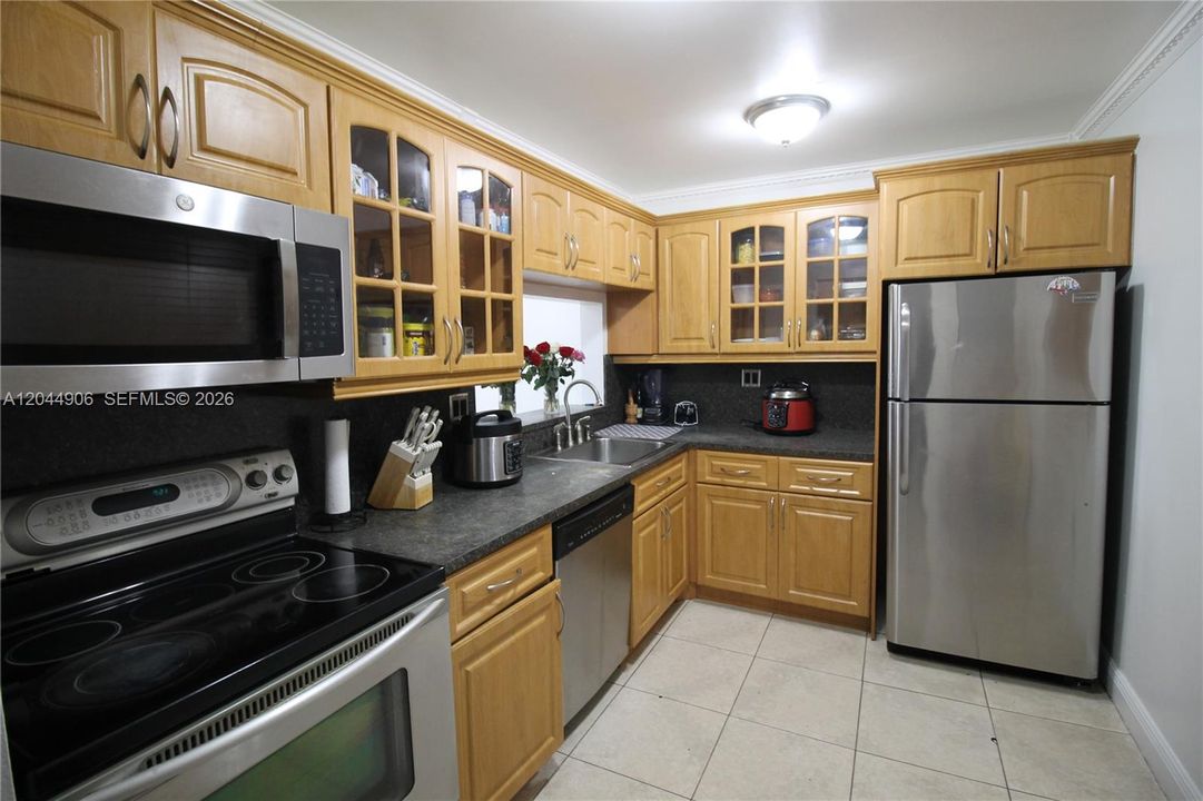 For Rent: $2,500 (2 beds, 2 baths, 985 Square Feet)