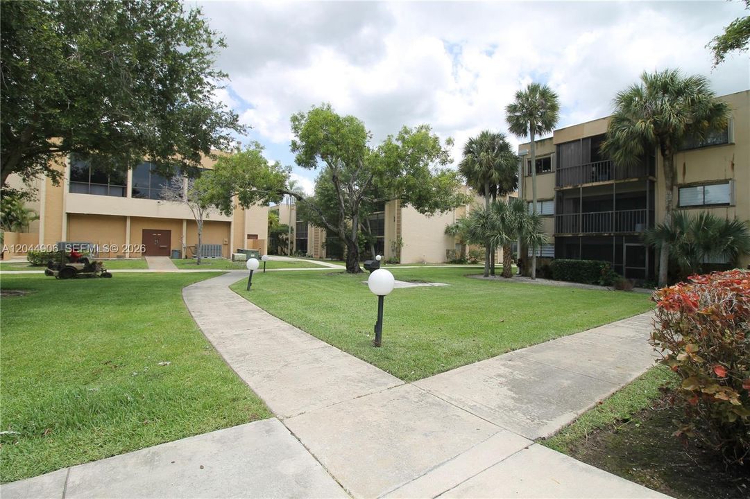 For Rent: $2,500 (2 beds, 2 baths, 985 Square Feet)