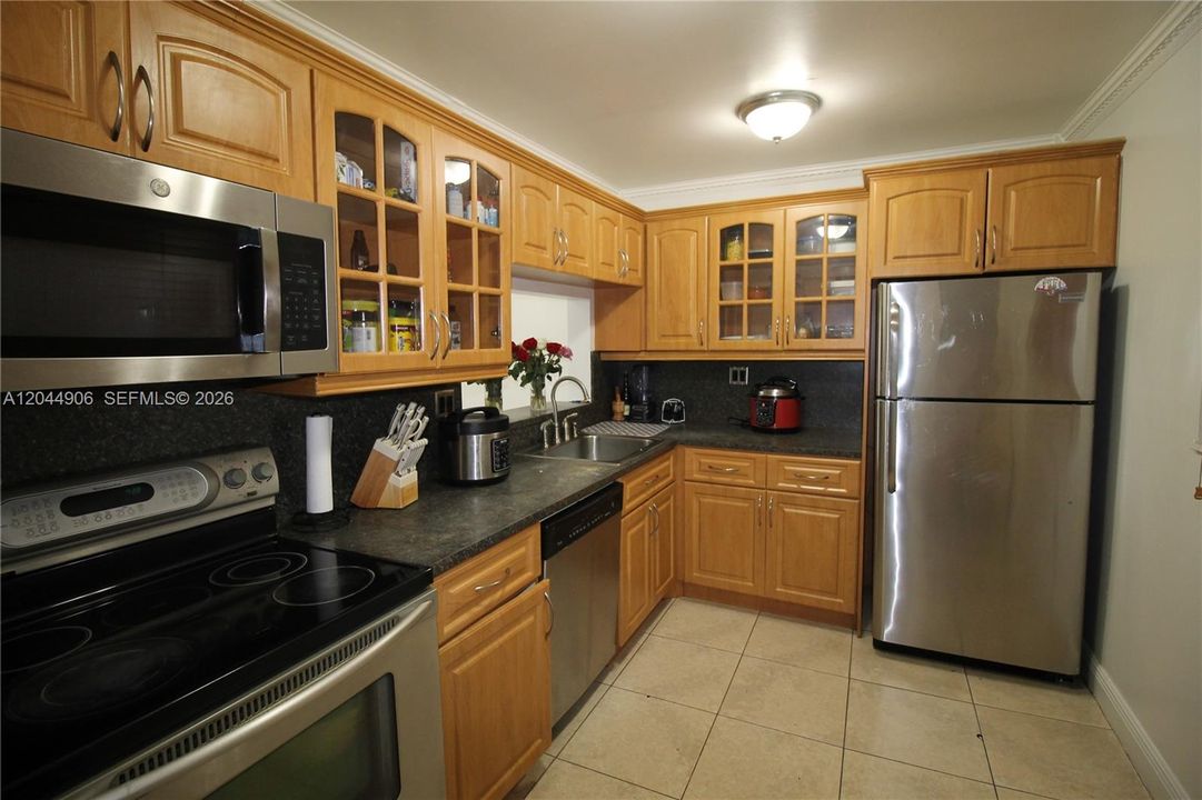 For Rent: $2,500 (2 beds, 2 baths, 985 Square Feet)