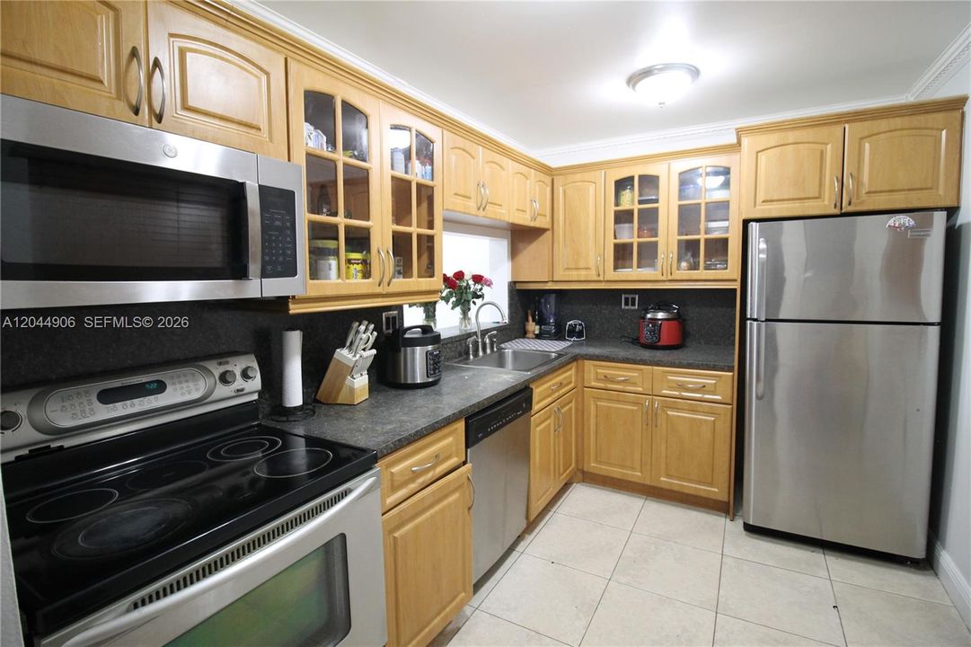 For Rent: $2,500 (2 beds, 2 baths, 985 Square Feet)
