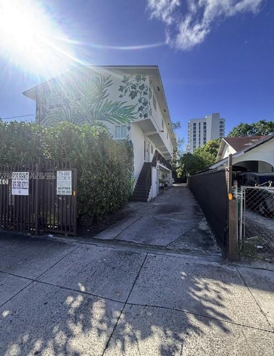 For Rent: $2,200 (2 beds, 2 baths, 801 Square Feet)