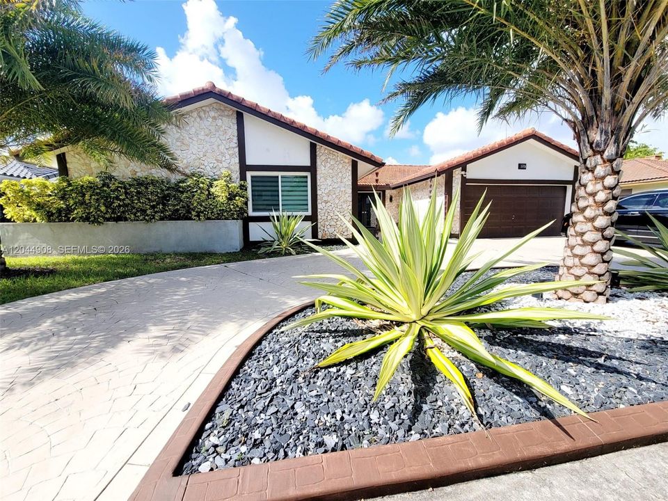 For Sale: $885,000 (4 beds, 2 baths, 2293 Square Feet)