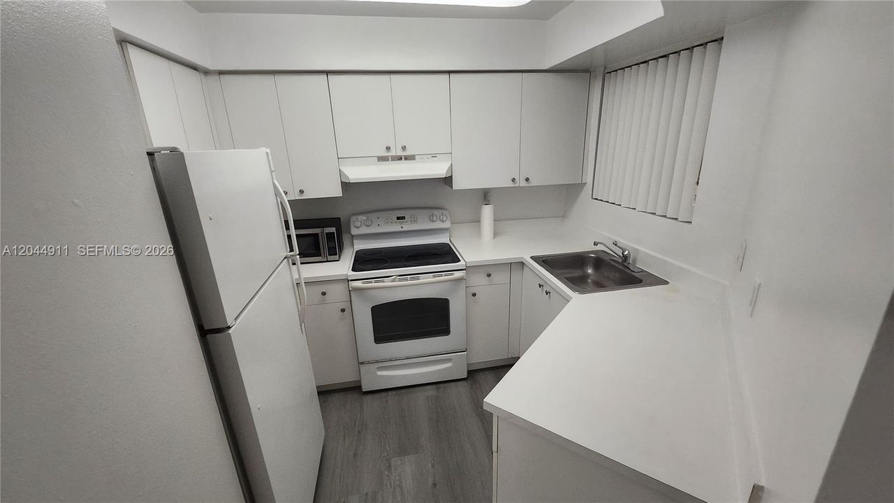 For Sale: $199,000 (1 beds, 1 baths, 849 Square Feet)