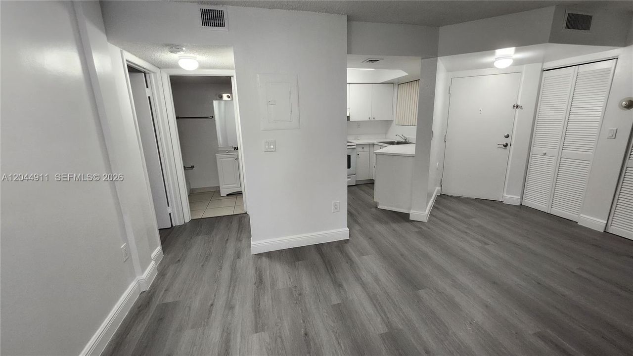 For Sale: $199,000 (1 beds, 1 baths, 849 Square Feet)