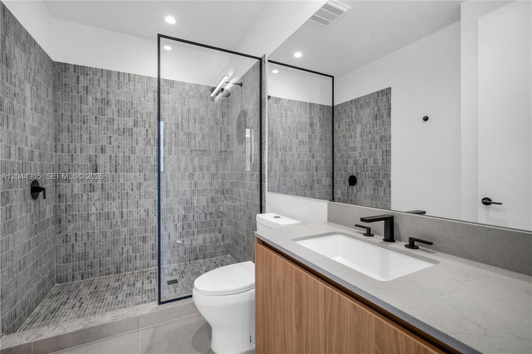For Rent: $7,000 (2 beds, 2 baths, 895 Square Feet)
