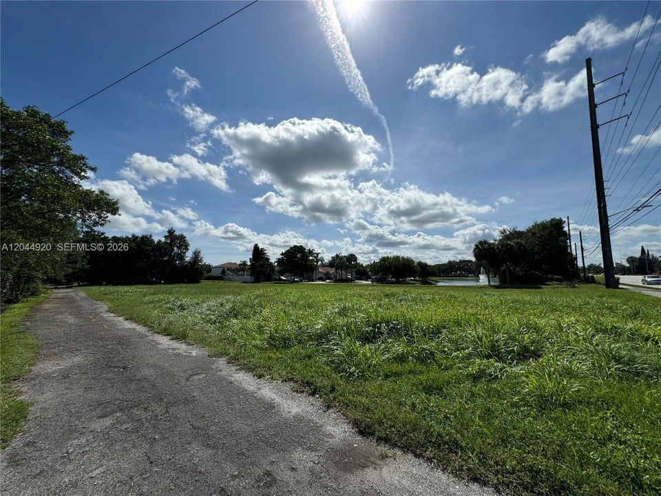 На продажу: $599,999 (0.78 acres)
