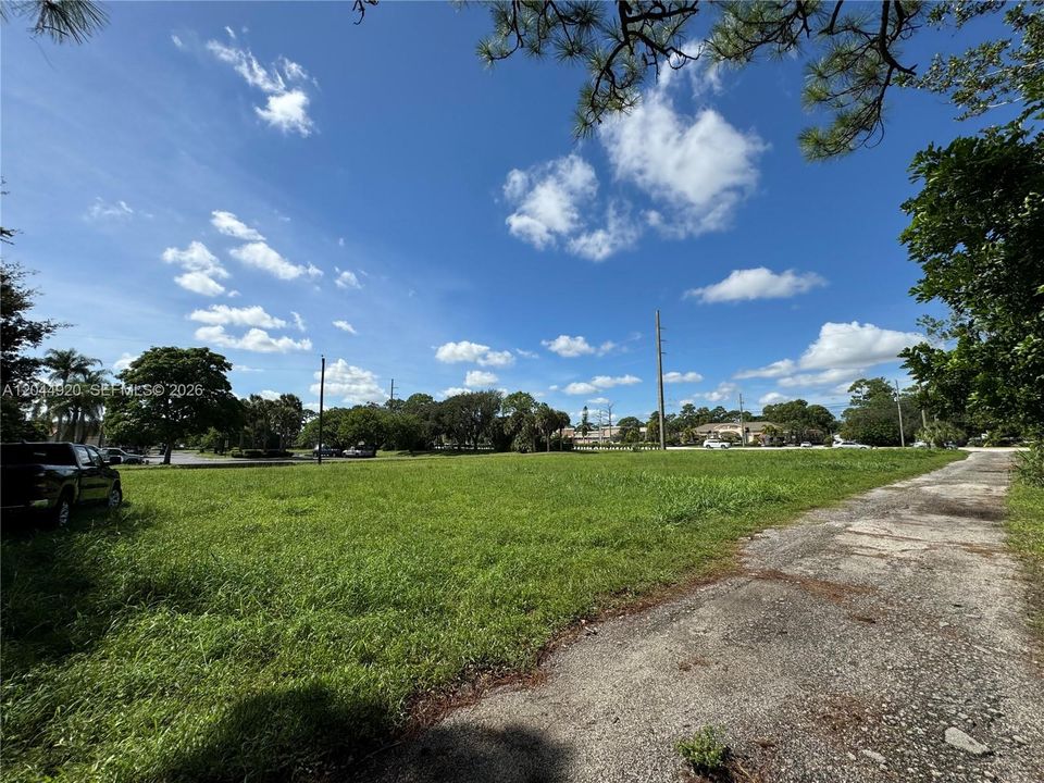На продажу: $599,999 (0.78 acres)