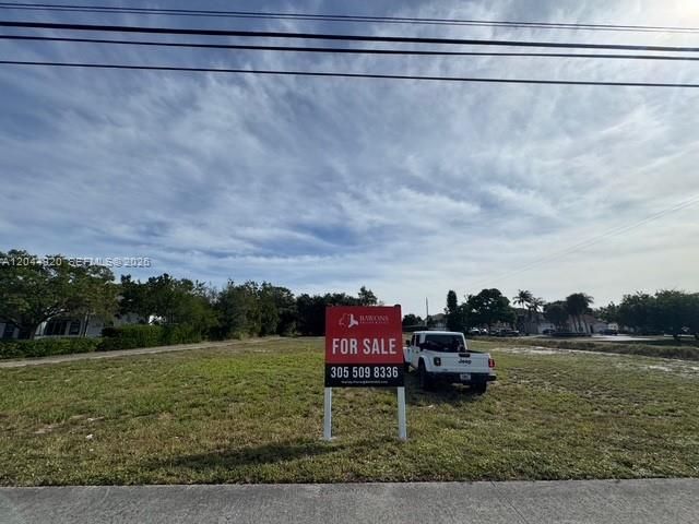 На продажу: $599,999 (0.78 acres)