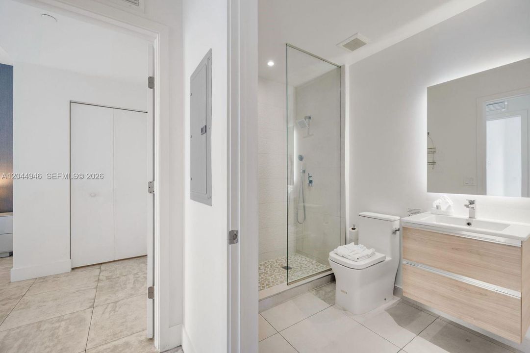 For Sale: $849,000 (2 beds, 2 baths, 907 Square Feet)