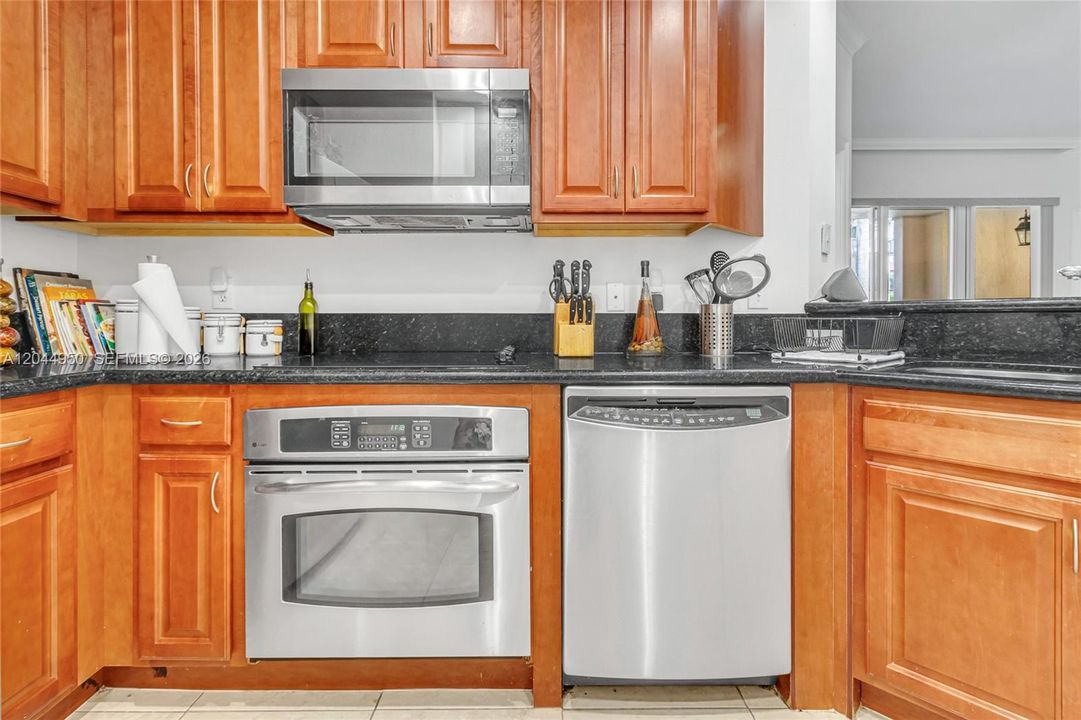 На продажу: $499,900 (2 спален, 2 ванн, 1290 Квадратных фут)