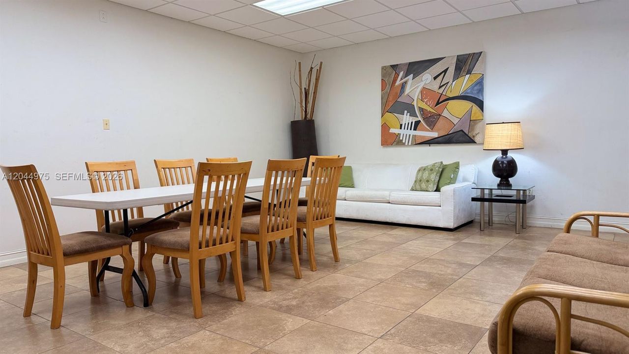 For Rent: $2,300 (1 beds, 1 baths, 780 Square Feet)
