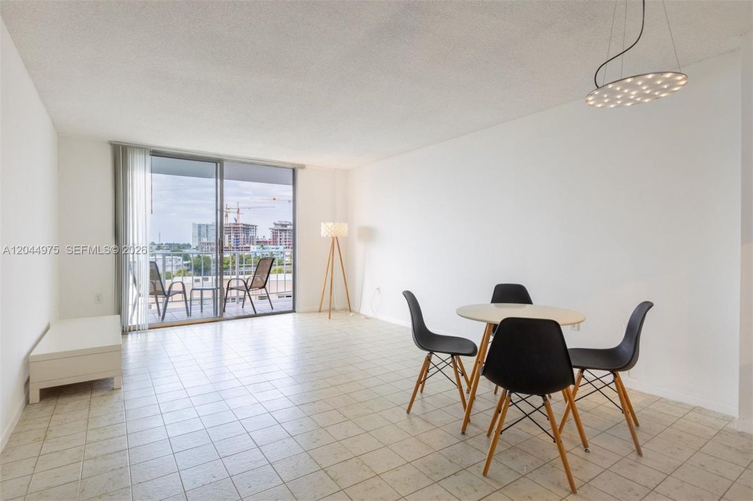For Rent: $2,300 (1 beds, 1 baths, 780 Square Feet)