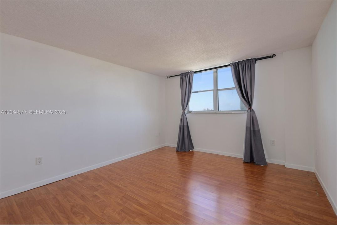 For Rent: $2,300 (1 beds, 1 baths, 780 Square Feet)