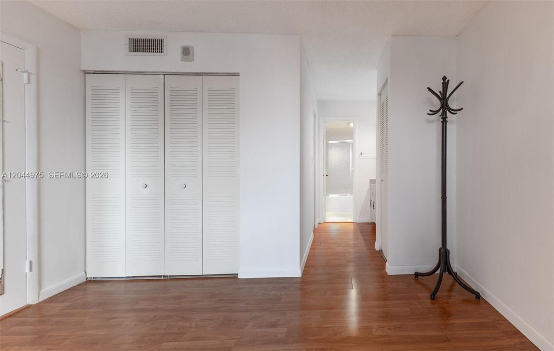 For Rent: $2,300 (1 beds, 1 baths, 780 Square Feet)