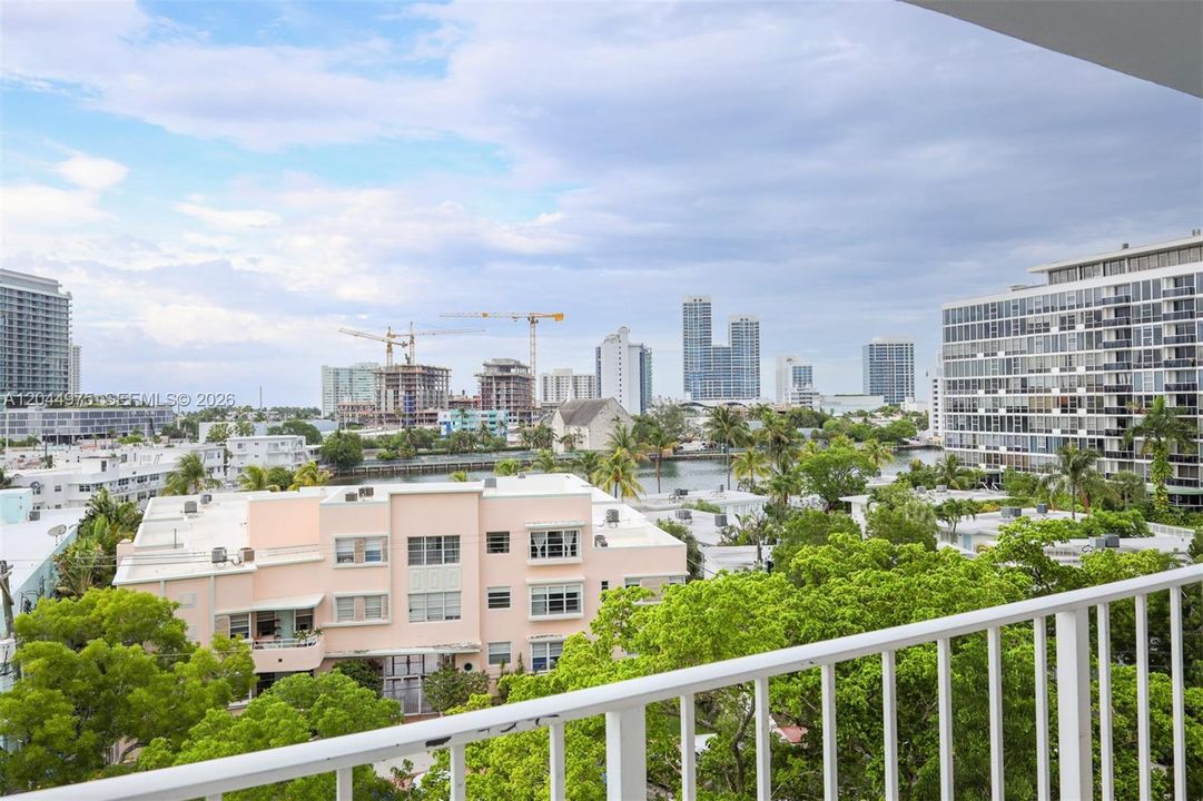 For Rent: $2,300 (1 beds, 1 baths, 780 Square Feet)