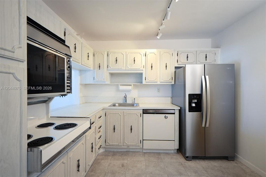 For Rent: $2,300 (1 beds, 1 baths, 780 Square Feet)