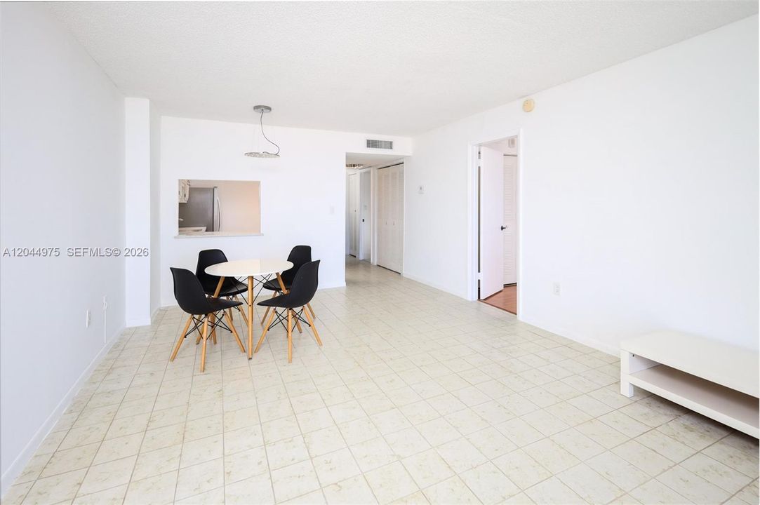 For Rent: $2,300 (1 beds, 1 baths, 780 Square Feet)