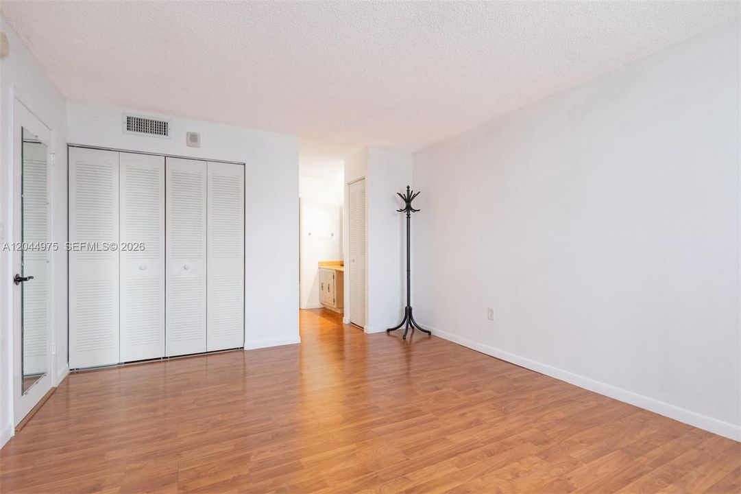 For Rent: $2,300 (1 beds, 1 baths, 780 Square Feet)