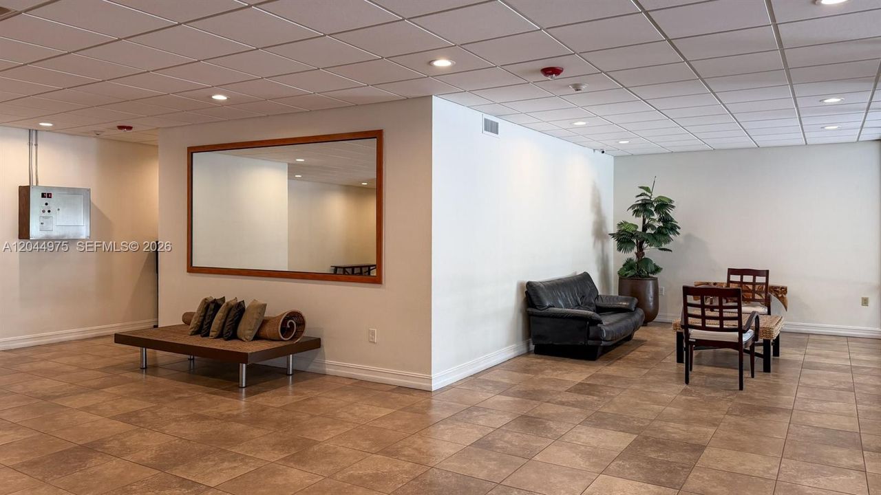 For Rent: $2,300 (1 beds, 1 baths, 780 Square Feet)