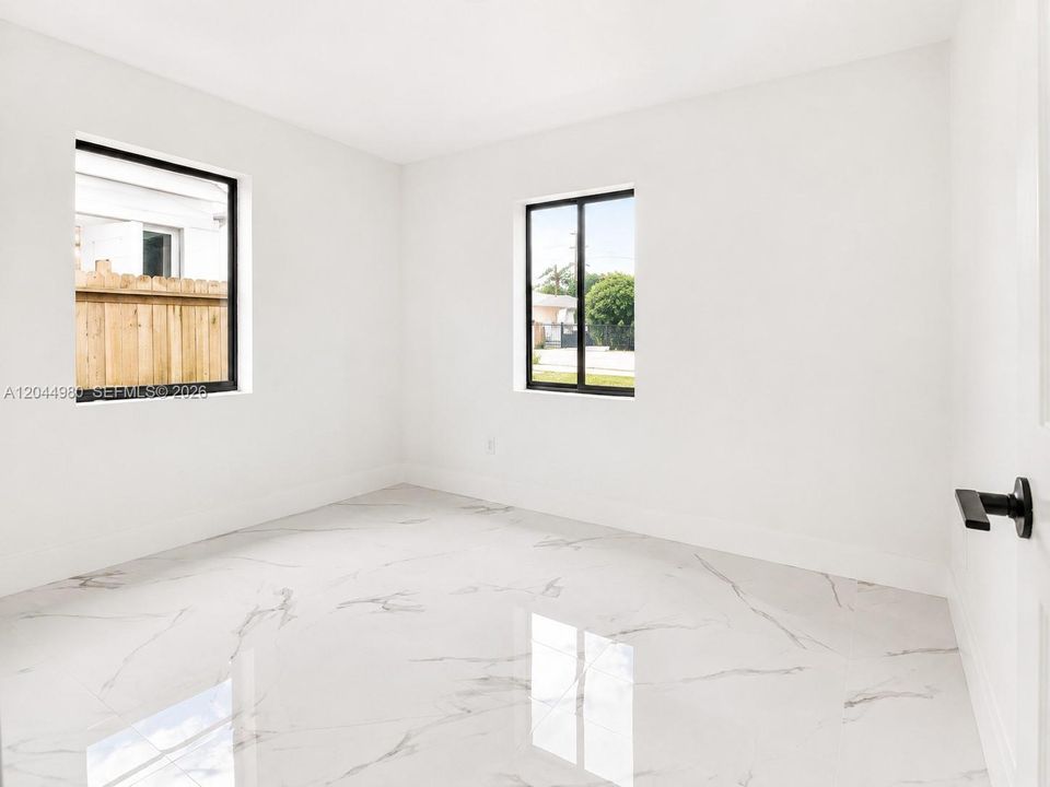 For Rent: $2,500 (3 beds, 1 baths, 1100 Square Feet)
