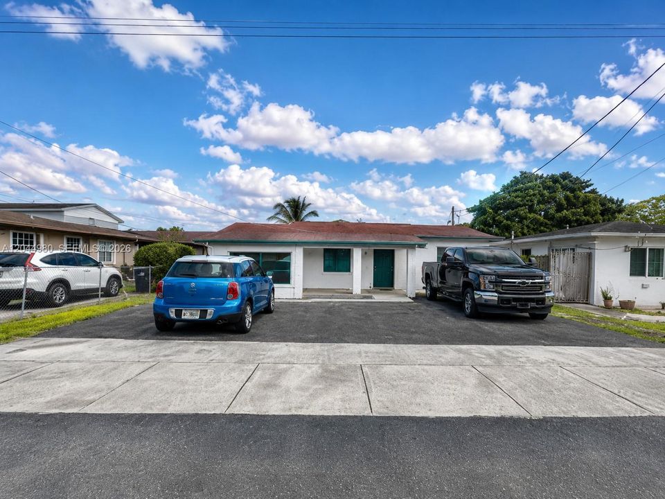 For Rent: $2,500 (3 beds, 1 baths, 1100 Square Feet)