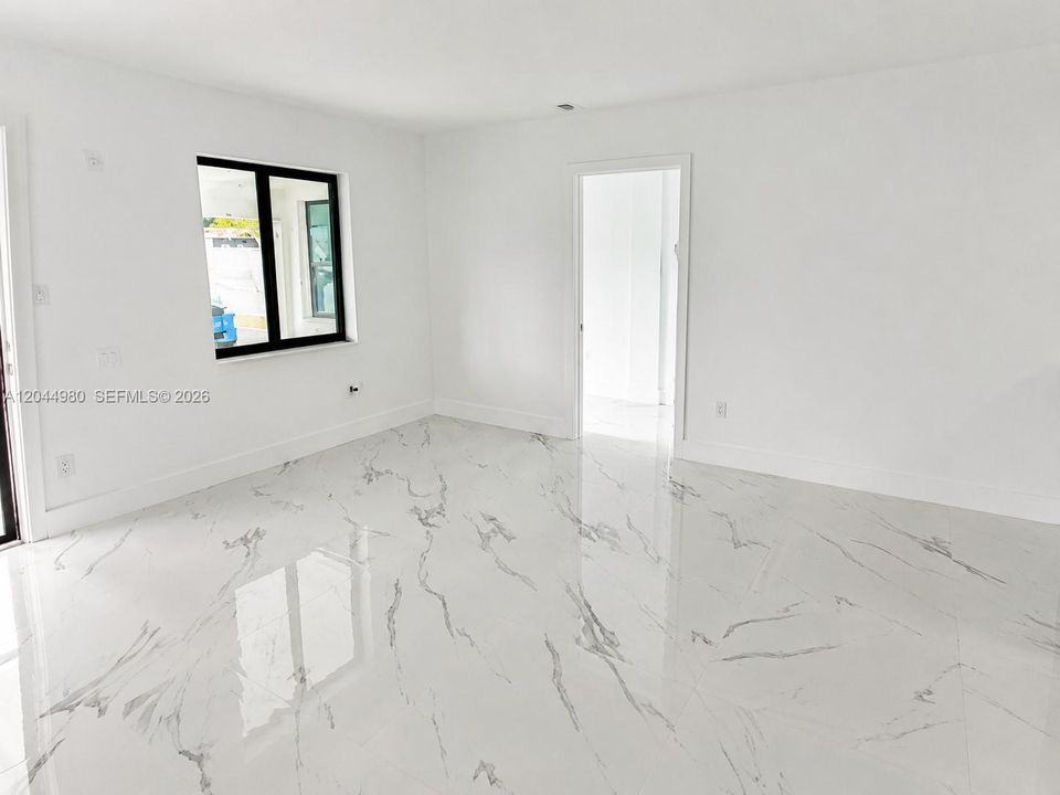 For Rent: $2,500 (3 beds, 1 baths, 1100 Square Feet)