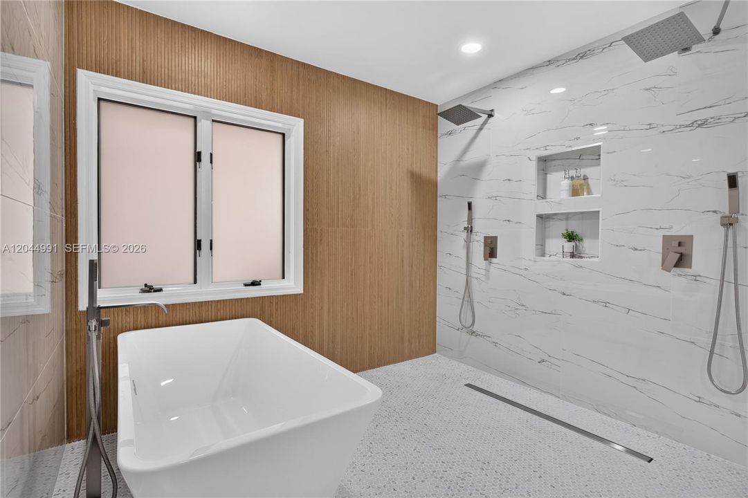 En Venta: $1,200,000 (5 camas, 5 baños, 3601 Pies cuadrados)