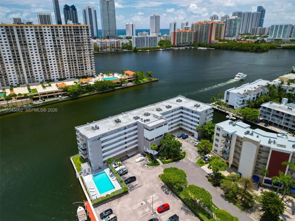 For Sale: $545,000 (2 beds, 2 baths, 1148 Square Feet)