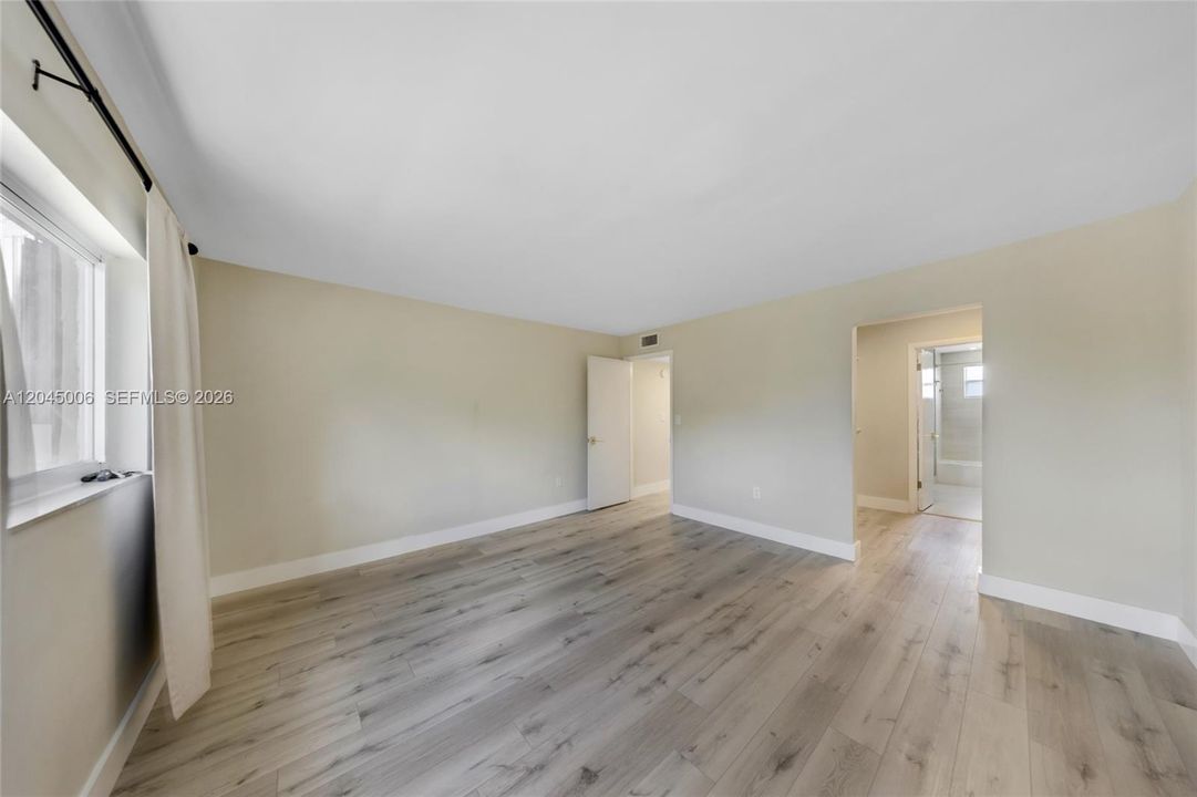 For Rent: $2,200 (1 beds, 1 baths, 922 Square Feet)