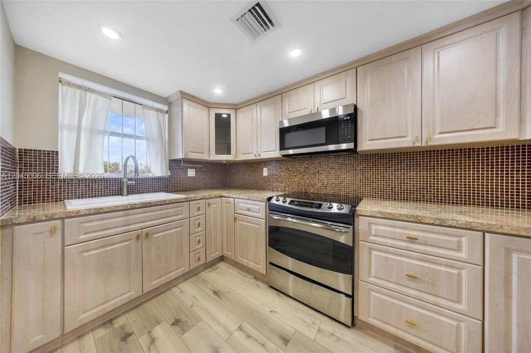 For Rent: $2,200 (1 beds, 1 baths, 922 Square Feet)