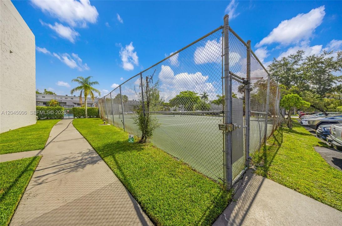 For Rent: $2,200 (1 beds, 1 baths, 922 Square Feet)