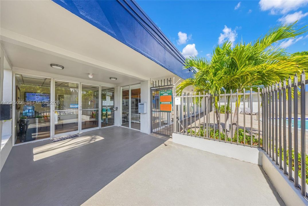 For Rent: $2,200 (1 beds, 1 baths, 922 Square Feet)