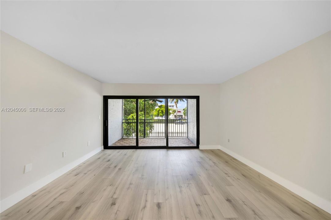 For Rent: $2,200 (1 beds, 1 baths, 922 Square Feet)