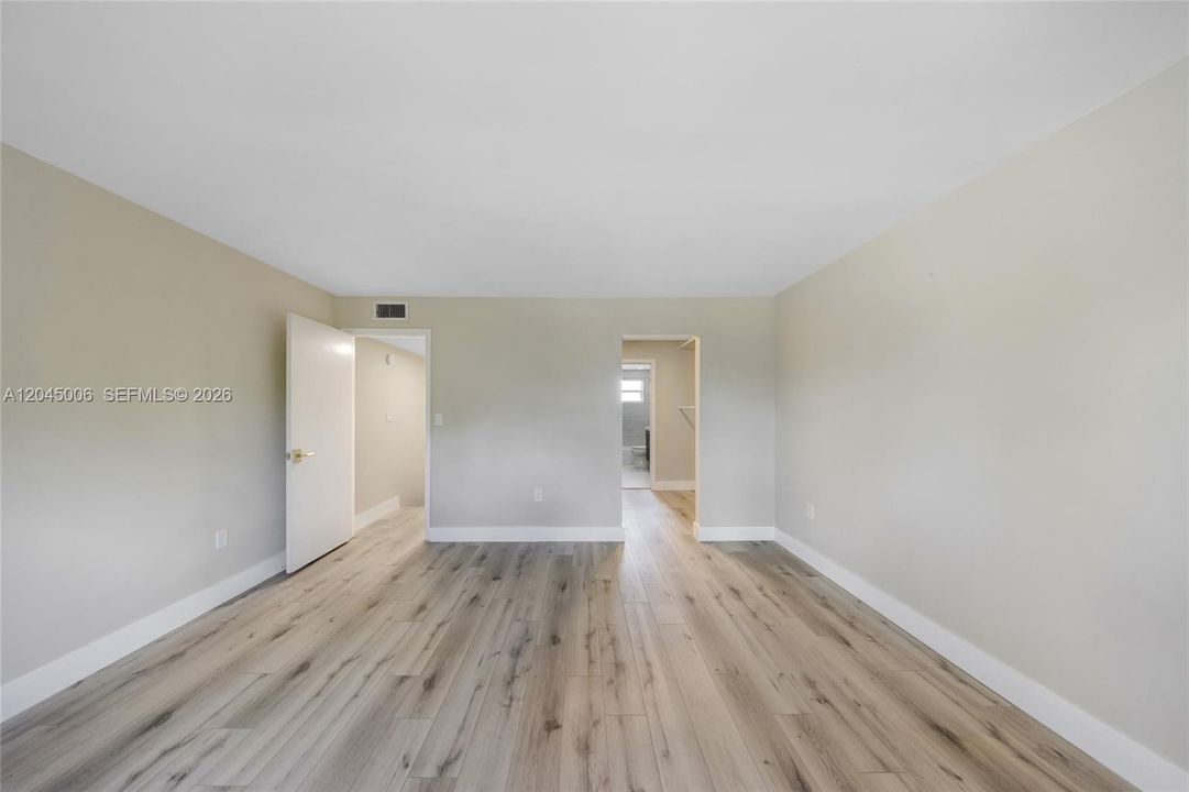 For Rent: $2,200 (1 beds, 1 baths, 922 Square Feet)