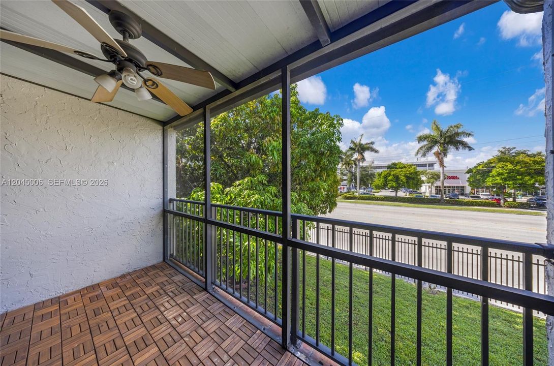 For Rent: $2,200 (1 beds, 1 baths, 922 Square Feet)