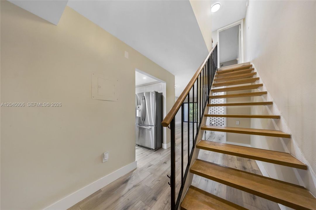 For Rent: $2,200 (1 beds, 1 baths, 922 Square Feet)