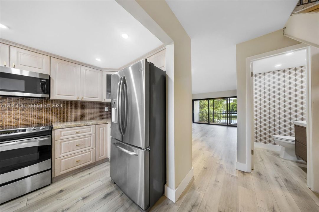 For Rent: $2,200 (1 beds, 1 baths, 922 Square Feet)