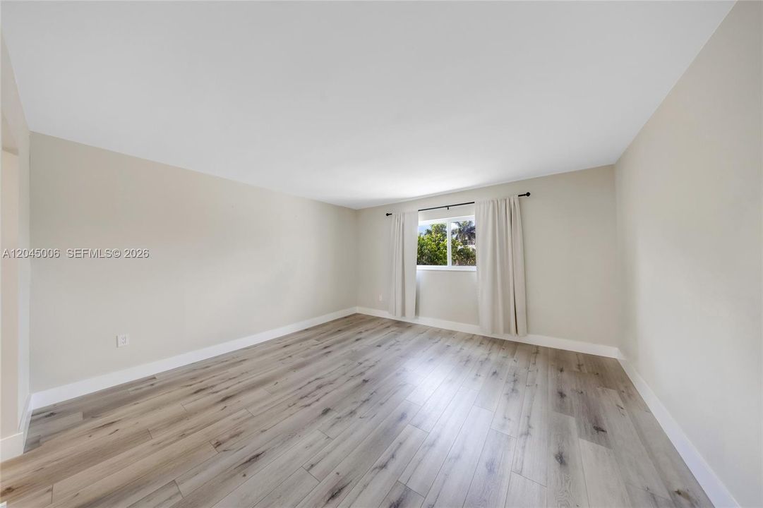 For Rent: $2,200 (1 beds, 1 baths, 922 Square Feet)
