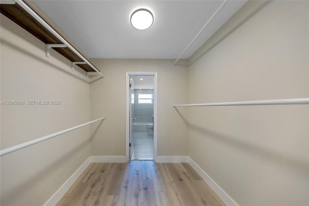 For Rent: $2,200 (1 beds, 1 baths, 922 Square Feet)