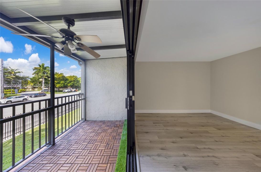 For Rent: $2,200 (1 beds, 1 baths, 922 Square Feet)